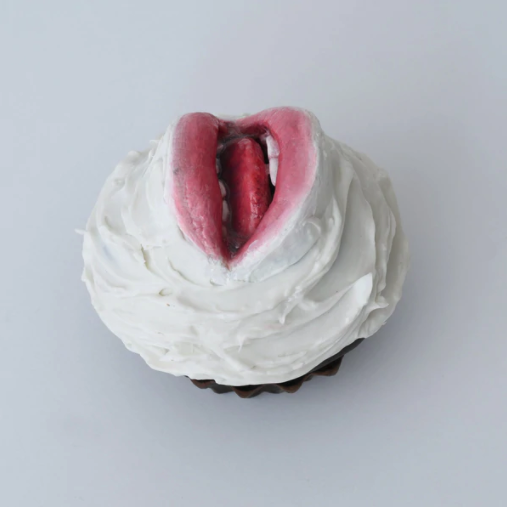 cupcake#6Cupcake #6, clay, acrylic paint, molding paste, 7 x 8 x 8 cm, Ronit Baranga 2020 (photo courtesy Beinart Gallery)