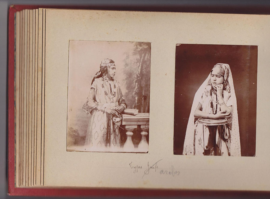 P.122-123. Album de photographies coloniales, où l’inscription manuscrite “type juif” a été corrigée en “type arabe”