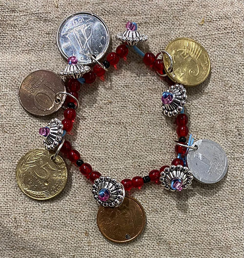 Un bracelet en pièces fait pour ma petite-fille. photo AA Azoulay