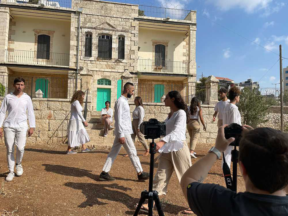 Emily Jacir and Andrea de Siena, "Paesaggio Umano," dance performance, 2022 (photo by Nurin Kaoud, courtesy of the artists).
