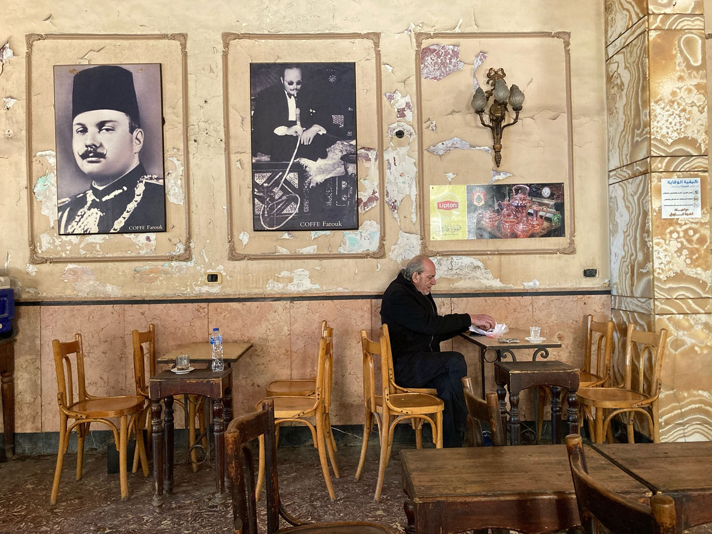 قصة قصيرة لمي المغربي: النوم أمام قهوة الجمهورية