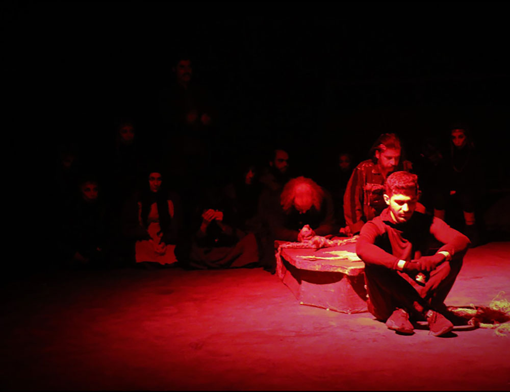 “Horse of murderers”, a work by the Ordibehesht Theater Group of Shiraz and directed by Seyed Mohammad Hashemzadeh (photo courtesy theateronline.ir).
