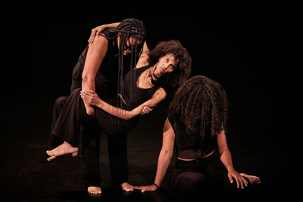 WHEN I SAW THE SEA Mise en scène et chorégraphie Ali Chahrour Avec Tenei Ahmad, Zena Moussa, Rania Jamal Et musique composée et interprétée par Lynn Adib, Abed Kobeissy Musique composition et interprétation Lynn Adib, Abed Kobeissy Interpretes Tenei Ahmad, Zena Moussa, Rania Jamal Assistanat à la mise en scène et à la chorégraphie Chadi Aoun Direction technique et conception lumière Guillaume Tesson Scénographie Ali Chahrour, Guillaume Tesson