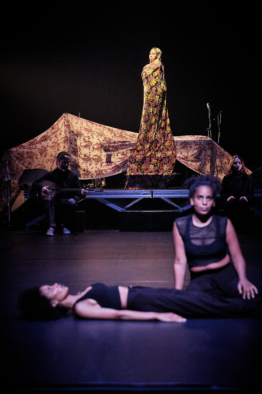 WHEN I SAW THE SEA Mise en scène et chorégraphie Ali Chahrour Avec Tenei Ahmad, Zena Moussa, Rania Jamal Et musique composée et interprétée par Lynn Adib, Abed Kobeissy Musique composition et interprétation Lynn Adib, Abed Kobeissy Interpretes Tenei Ahmad, Zena Moussa, Rania Jamal Assistanat à la mise en scène et à la chorégraphie Chadi Aoun Direction technique et conception lumière Guillaume Tesson Scénographie Ali Chahrour, Guillaume Tesson