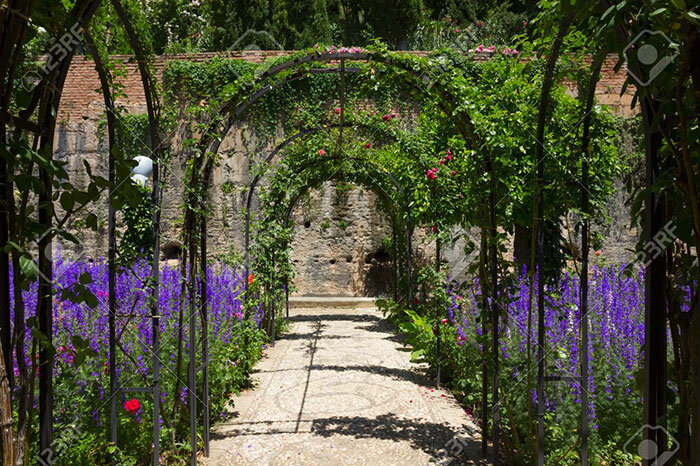 25736343-الممر في حدائق جنة قصر الحمراء في غرناطة - إسبانيا 700.jpg