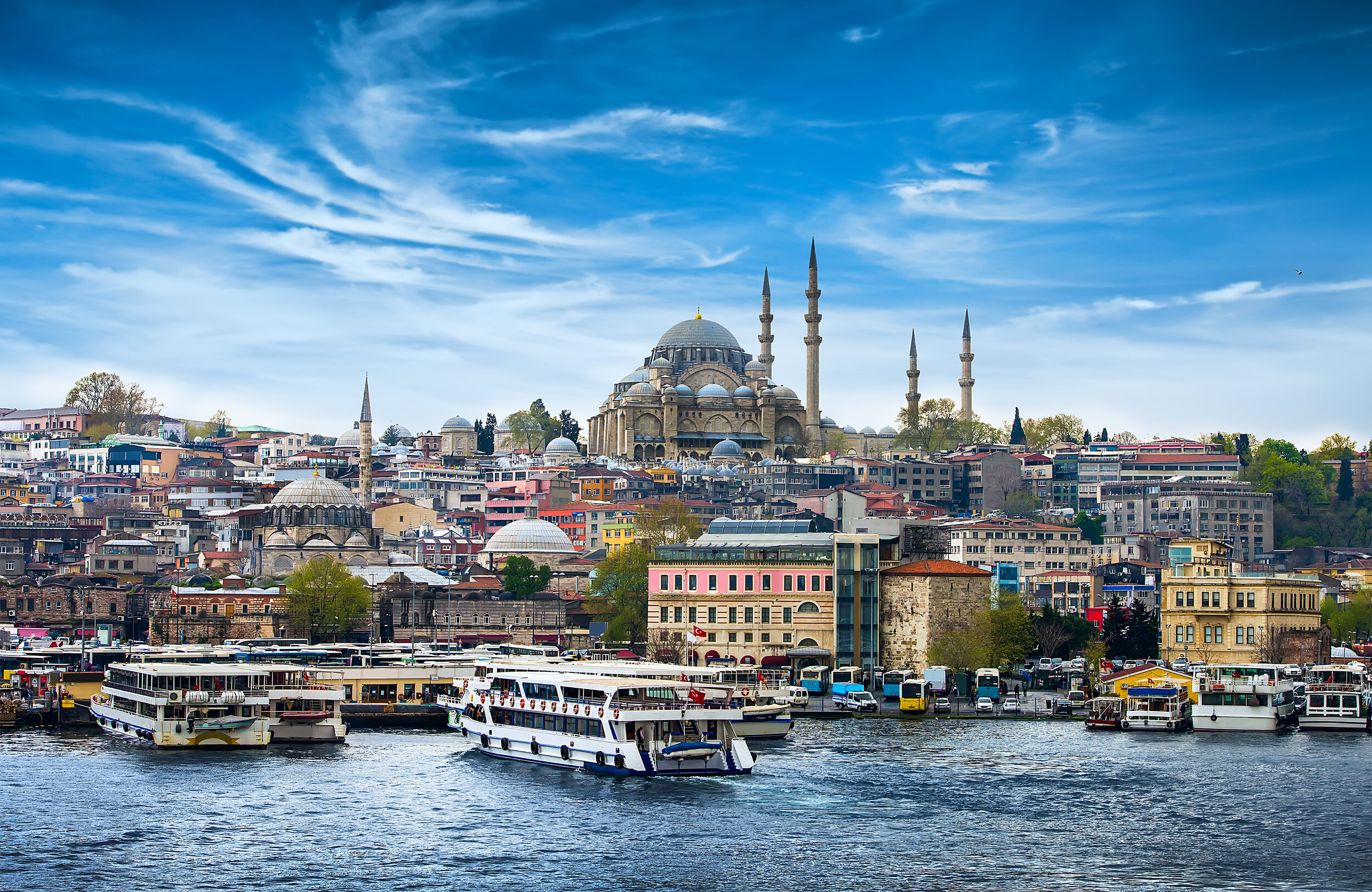 لا تزال اسطنبول على مضيق البوسفور مسكرة كما كانت دائما ، ويتم تعيين وصفة لدافني هنا.