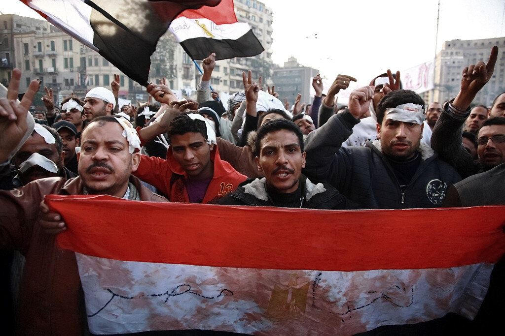 La mañana siguiente: los supervivientes de la batalla vuelven a gritar eslóganes contra Mubarak cuando un nuevo amanecer les encuentra todavía en posesión de la plaza.
