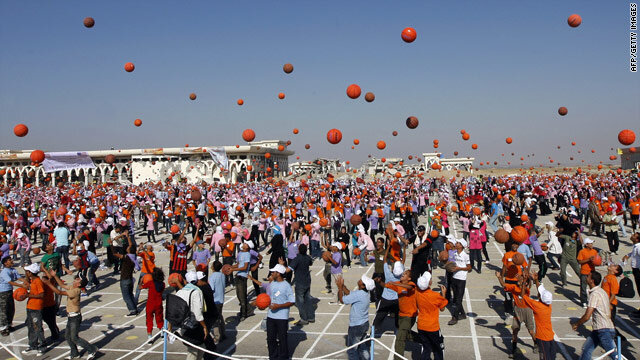 7,200 Palestinian children in the Gaza Strip simultaneously dribbled basketballs for five minutes in an attempt to enter the Guinness Book of World Records, Juillet 2010 (photo AFP/Getty).