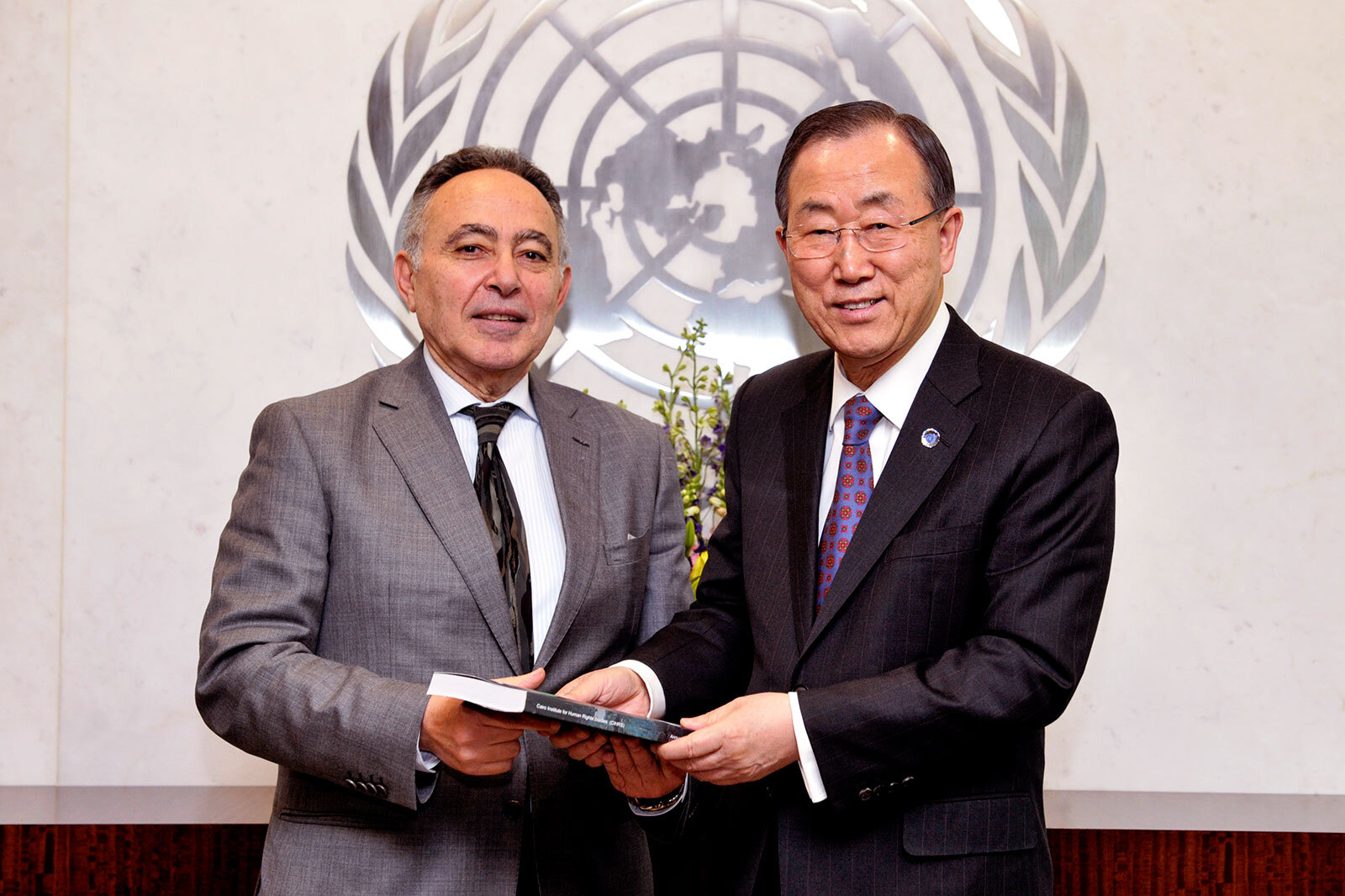 El activista egipcio de los derechos humanos Bahey eldin Hassan, fotografiado aquí con el antiguo Secretario General de las Naciones Unidas, Ban Ki-Moon (Foto: Mark Garten)