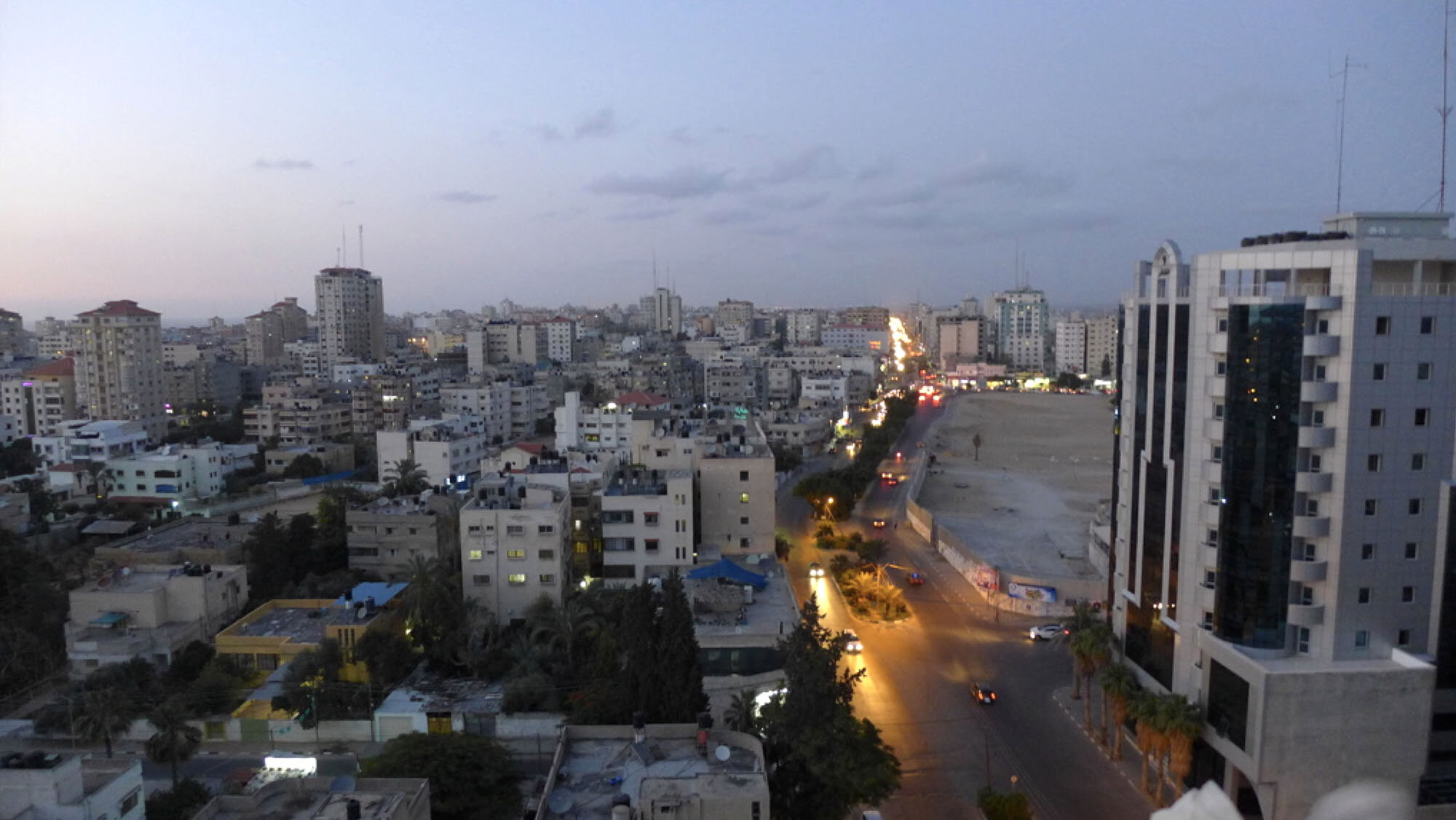 Calle de Gaza vista desde la oficina de producción de LAMA en la ciudad de Gaza en 2013 (el edificio fue destruido en la guerra de 2014, mientras que el edificio turquesa del fondo, arriba a la derecha, es el edificio de Al-Jalla que contiene las oficinas de Associated Press y Al-Jazeera y que fue bombardeado y arrasado en mayo de 2021).