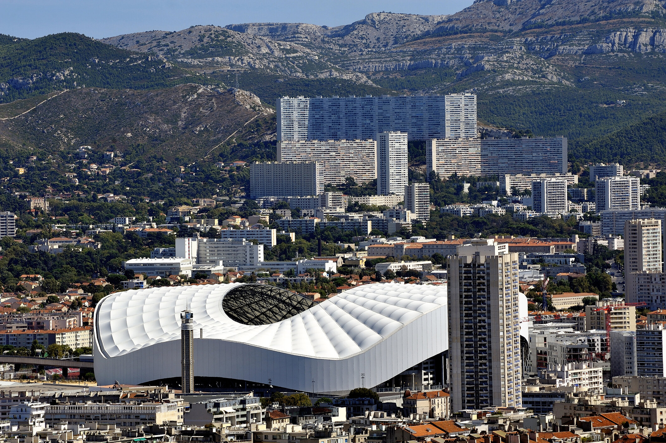 La Rouvière, la ville dans la ville de Marseille, en arrière-plan, avec le Stade Vélodrome, siège de l'Olympique de Marseille, au premier plan (Photo : Gilles Paire/Getty Images).
