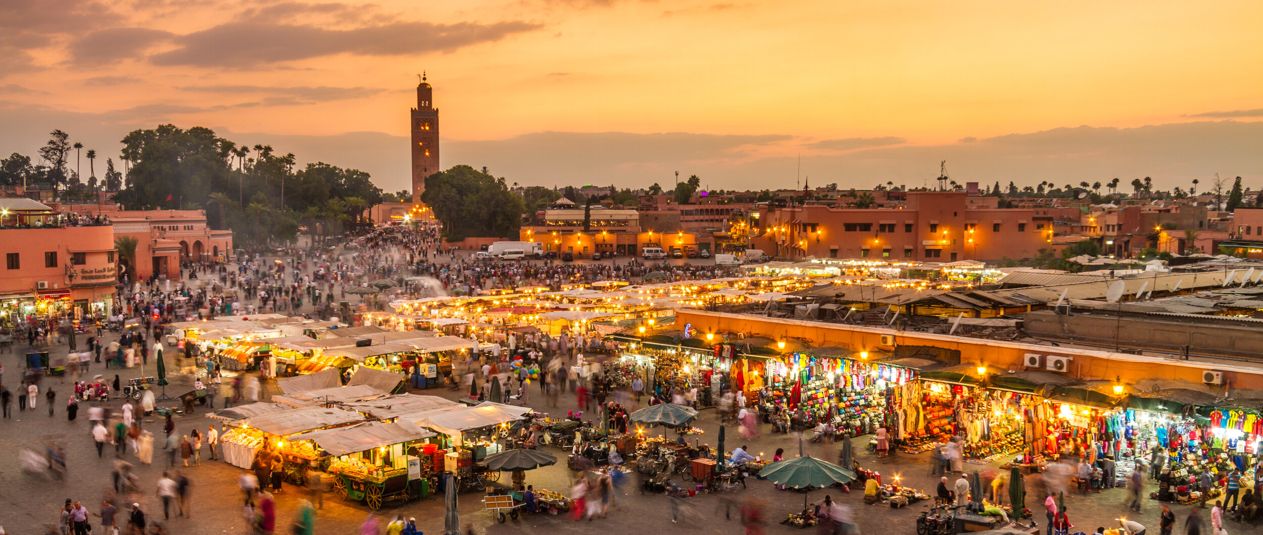 La plaza y el mercado de Marrakech, Jamaa El Fna, al atardecer (foto cortesía de Getty Images).