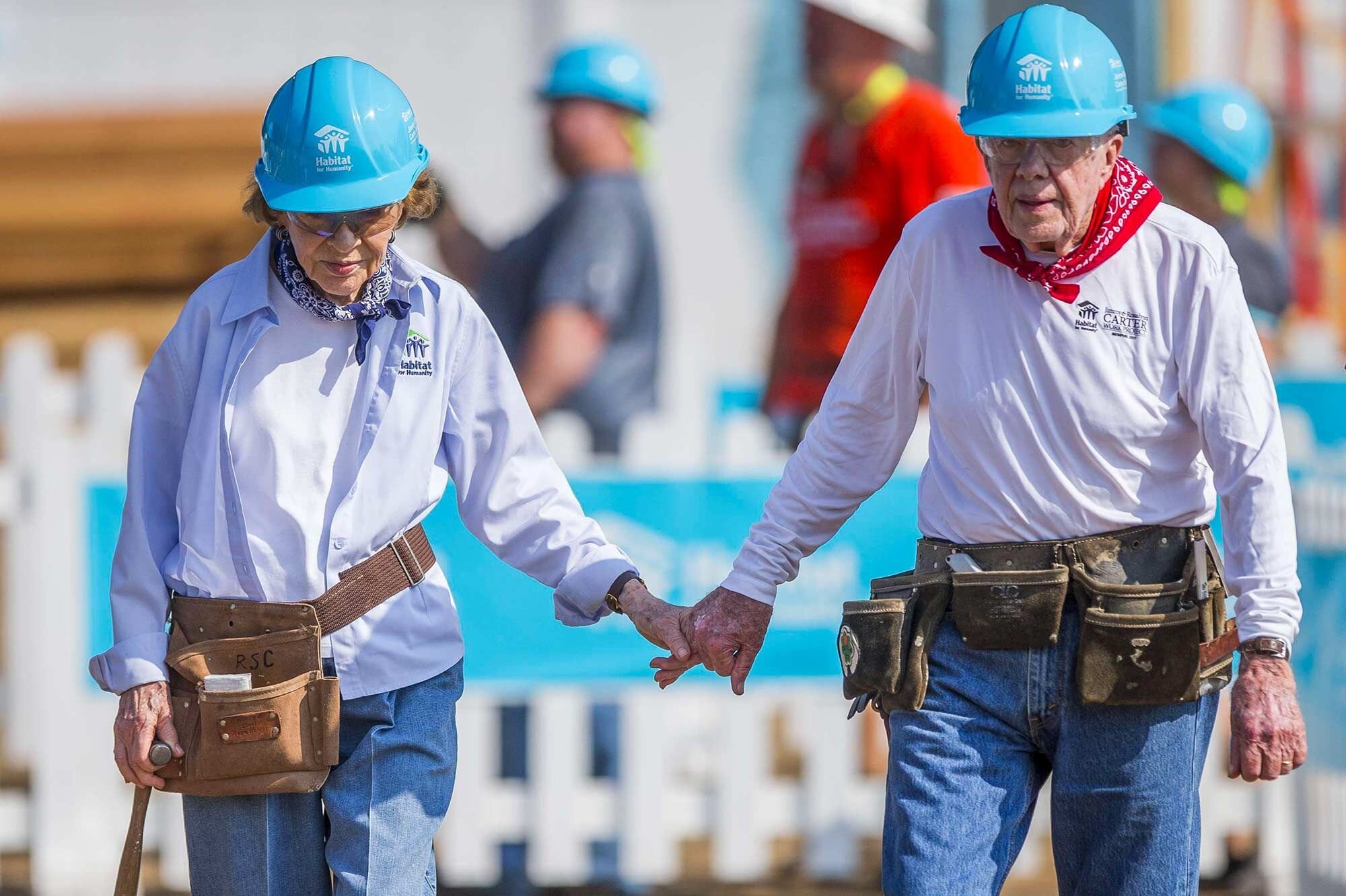Rosalynn and Jimmy Carter, at age 94, building homes with Habitat for Humanity (photo Robert Franklin/AP/SIPA).