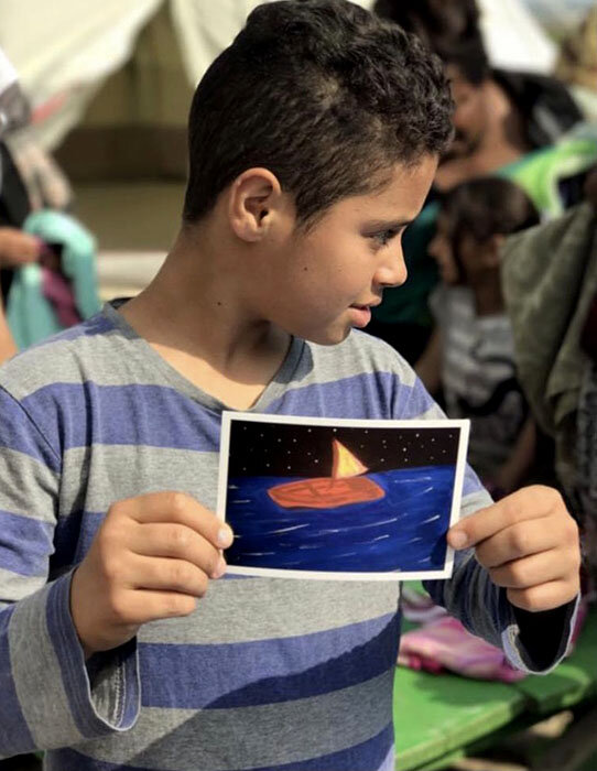 À 12 ans, Mahmoud brandit l'image de son best-seller.