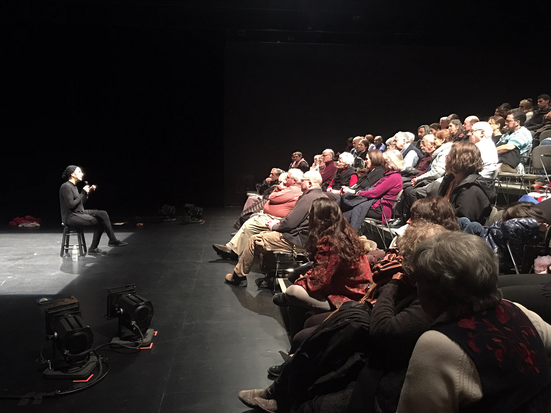 Hanane Hajj Ali en diálogo abierto con un público estadounidense tras una representación de Jogging: Theatre in Progress (foto por cortesía de Hanane Hajj Ali).
