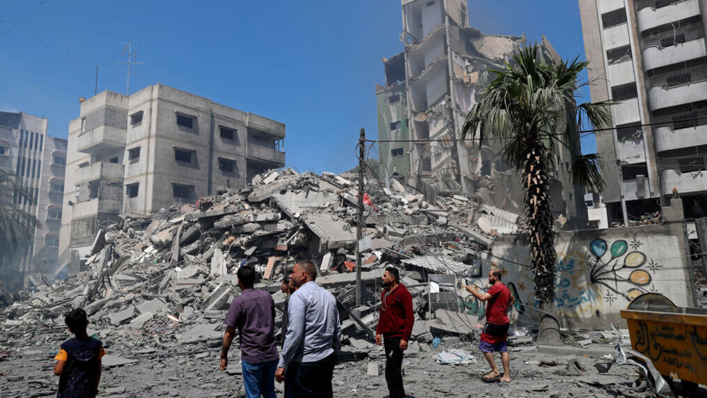 Inspecting the the rubble of the Yazegi residential building, destroyed by an Israeli airstrike on Gaza City, Dimanche, Mai 16, 2021 (AP Photo/Adel Hana).