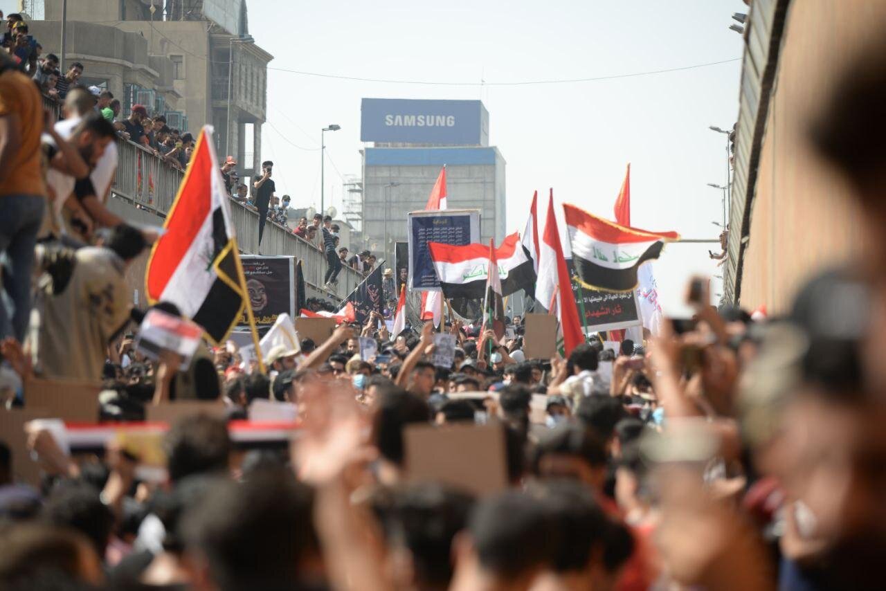مسيرة طلابية في بغداد للاحتفال بالذكرى السنوية الأولى لثورة أكتوبر (الصورة: مجتبى سهيل بإذن من ميدل إيست آي)