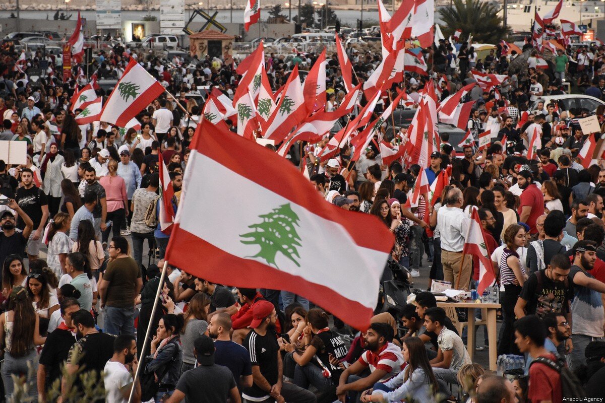 Manifestantes en Beirut protestan contra la política del gobierno para aliviar la crisis económica, 22 de octubre de 2019 [Foto: Mahmut Geldi/Anadolu Agency].