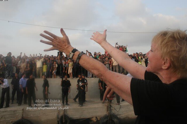 Greta Berlin salutes the enormous crowd of Gazans gathered to welcome the first flotilla to break the siege of Gaza.