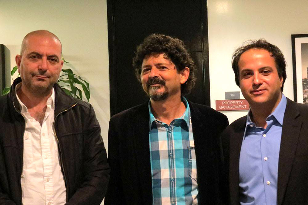 Les écrivains et réalisateurs palestiniens Hany Abu-Assad et Sameh Zoabi (d) avec Jordan Elgrably, à Los Angeles.