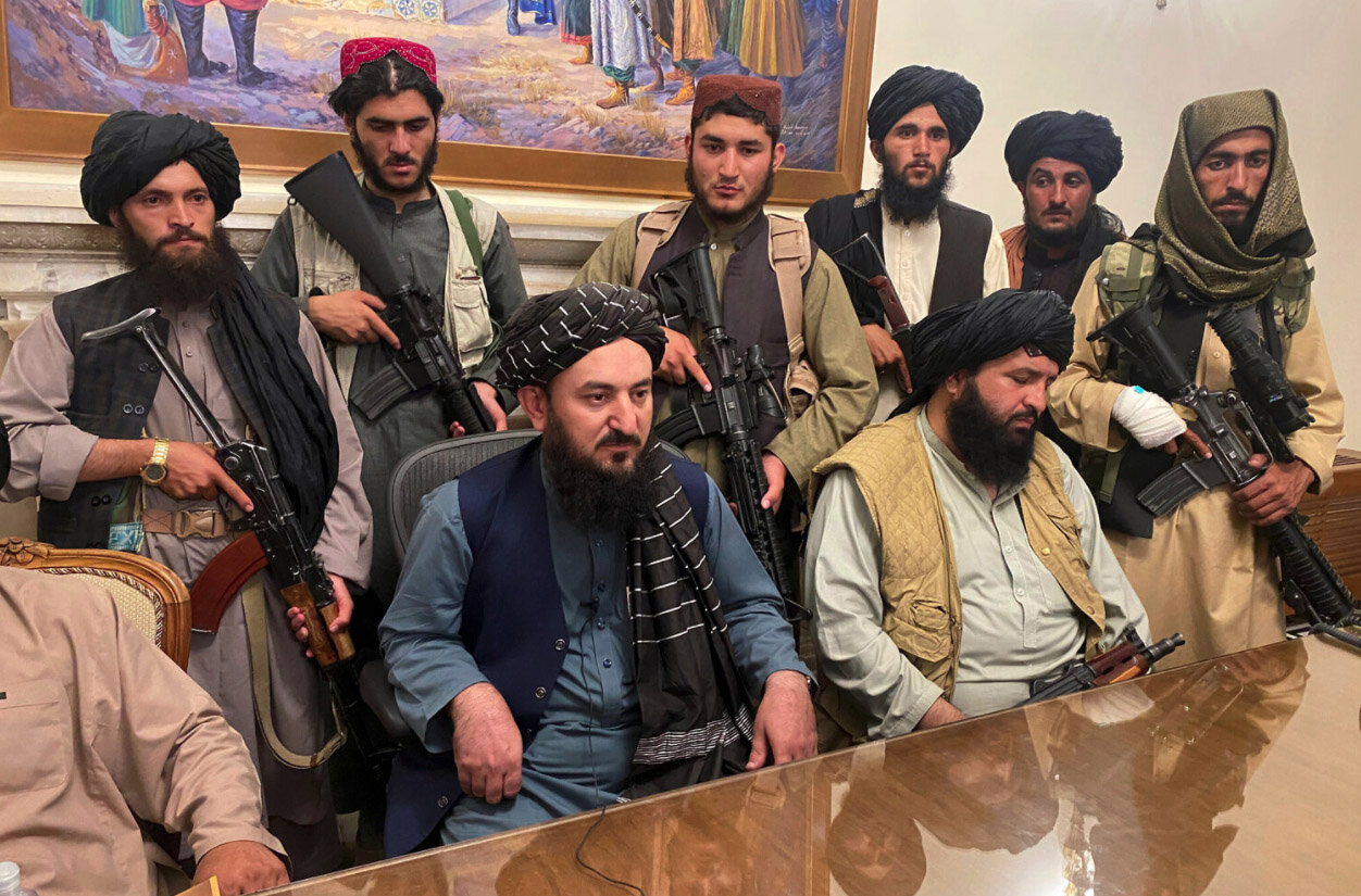 Taliban fighters take control of the Afghan presidential palace after Afghan President Ashraf Ghani flees Kabul, Domingo, Aug. 15, 2021 (photo: AP/Zabi Karimi).