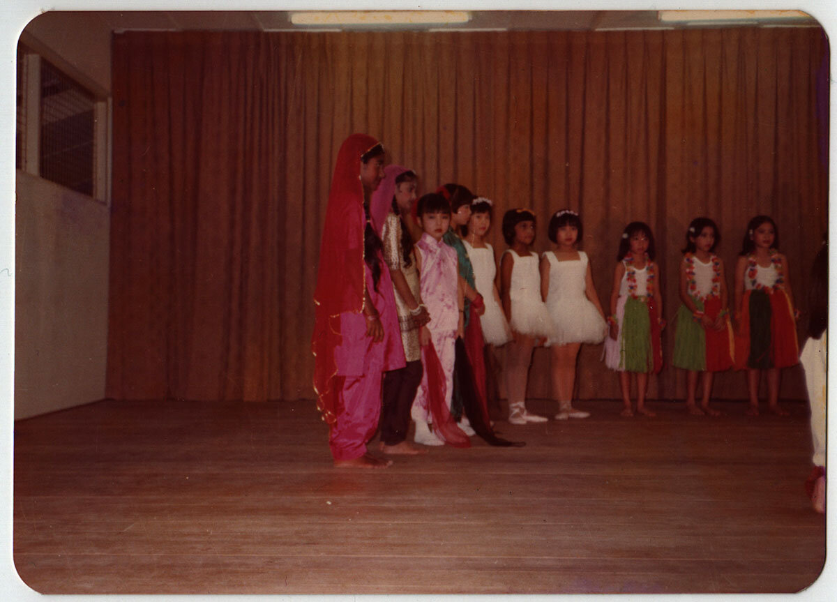Preeta con su tutú, quinta por la derecha, en el concierto de la escuela (foto cortesía del autor).