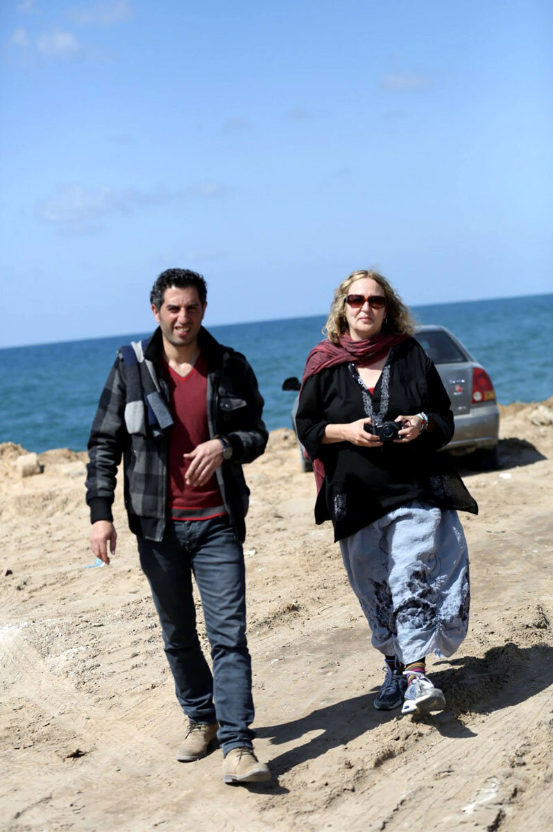 Youssef, productor del aeropuerto de Gaza, con Elana Golden.