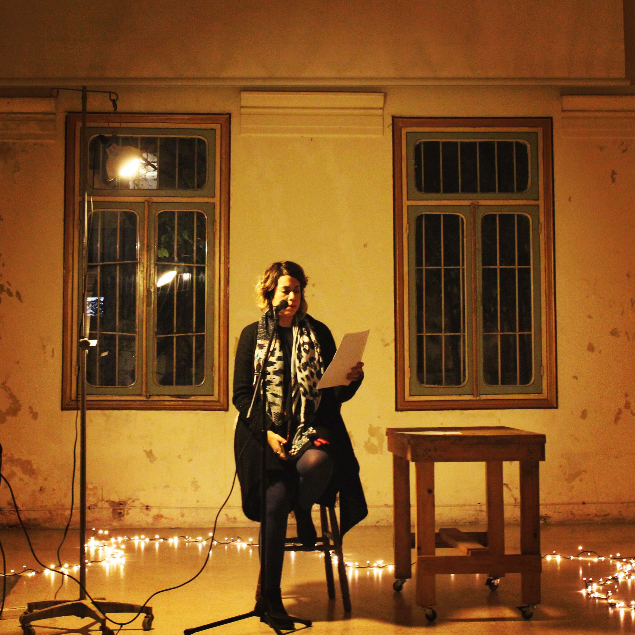 ريوا زيناتي تقدم الشعر في حفل سكون في القصر في بيروت (حقوق الصورة لريوا زيناتي)