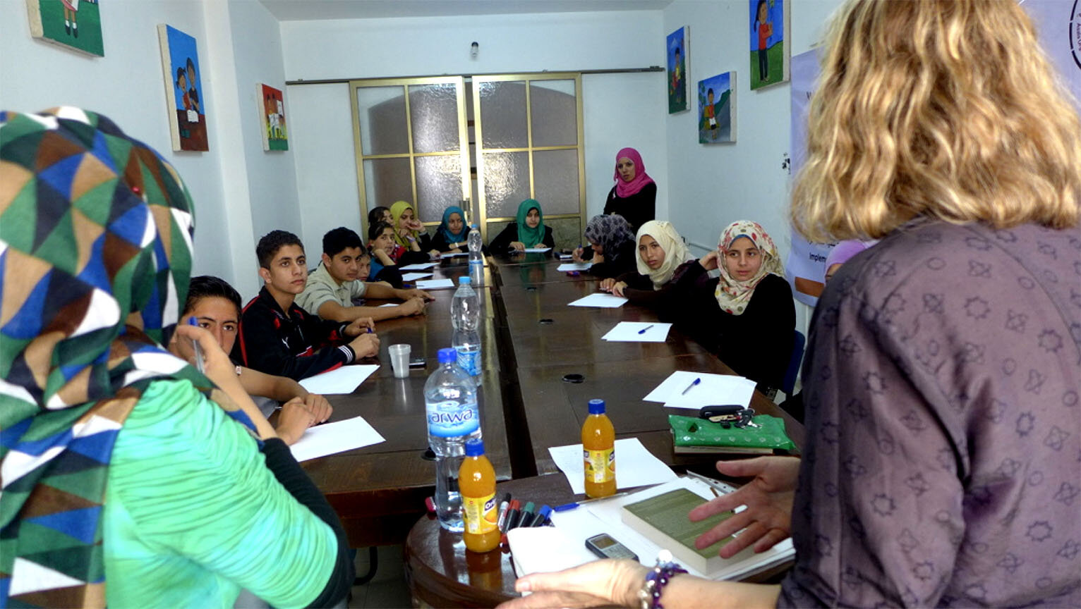 Adolescentes gazatíes toman la clase de escritura creativa del escritor en 2013.