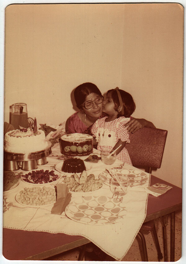 Preeta Samarasan y su madre, hace tiempo (cortesía del autor).