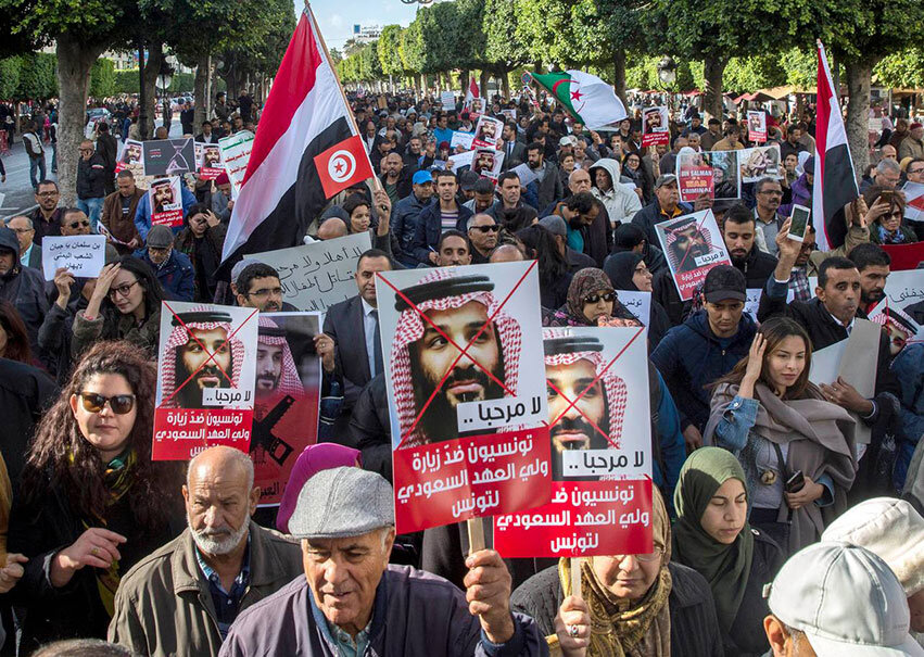 En Tunisie, les manifestants sont venus en masse contre Mohammed bin Salman d&#039;Arabie Saoudite avec des pancartes disant &quot;Vous n&#039;êtes pas les bienvenus&quot;. (AP/ Indépendant )