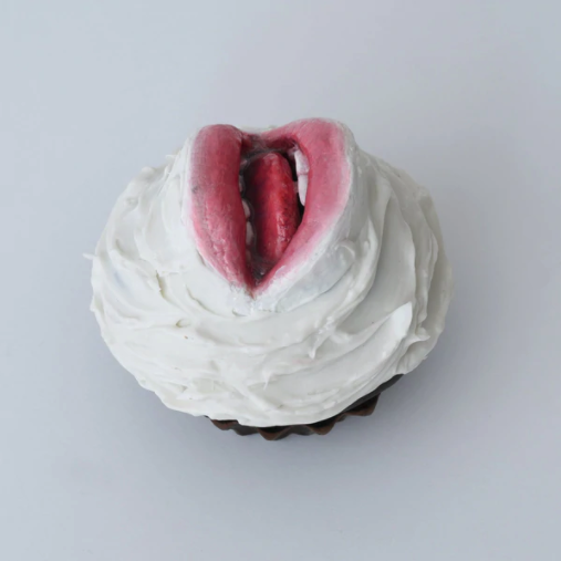 cupcake#6Cupcake #6, arcilla, pintura acrílica, pasta de moldear, 7 x 8 x 8 cm, Ronit Baranga 2020 (foto cortesía de Beinart Gallery)