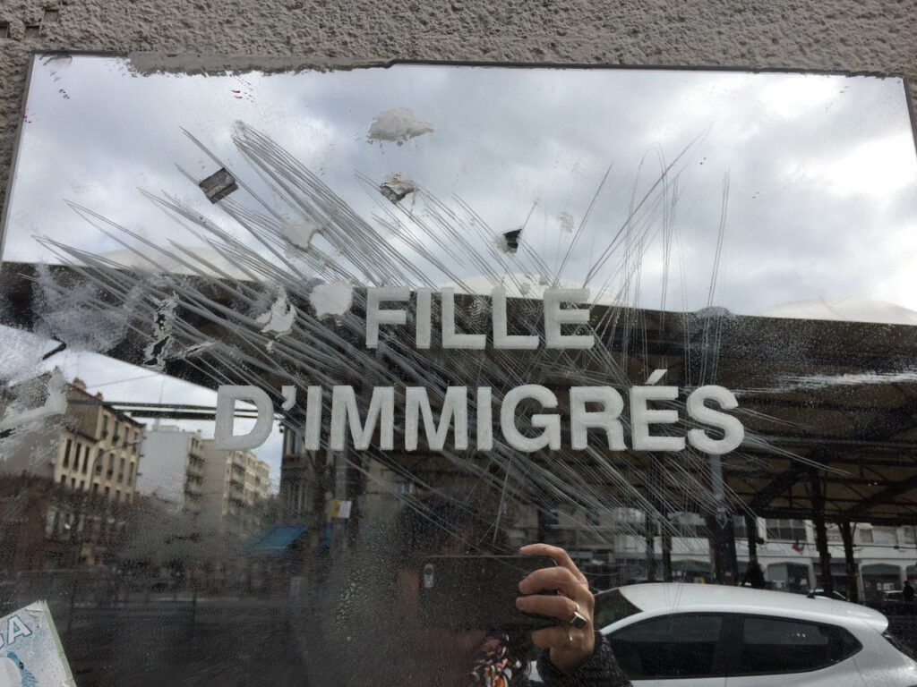 Bani Khoshnoudi, File d'Immigrés, Immigrants Line (courtesy of the artist).