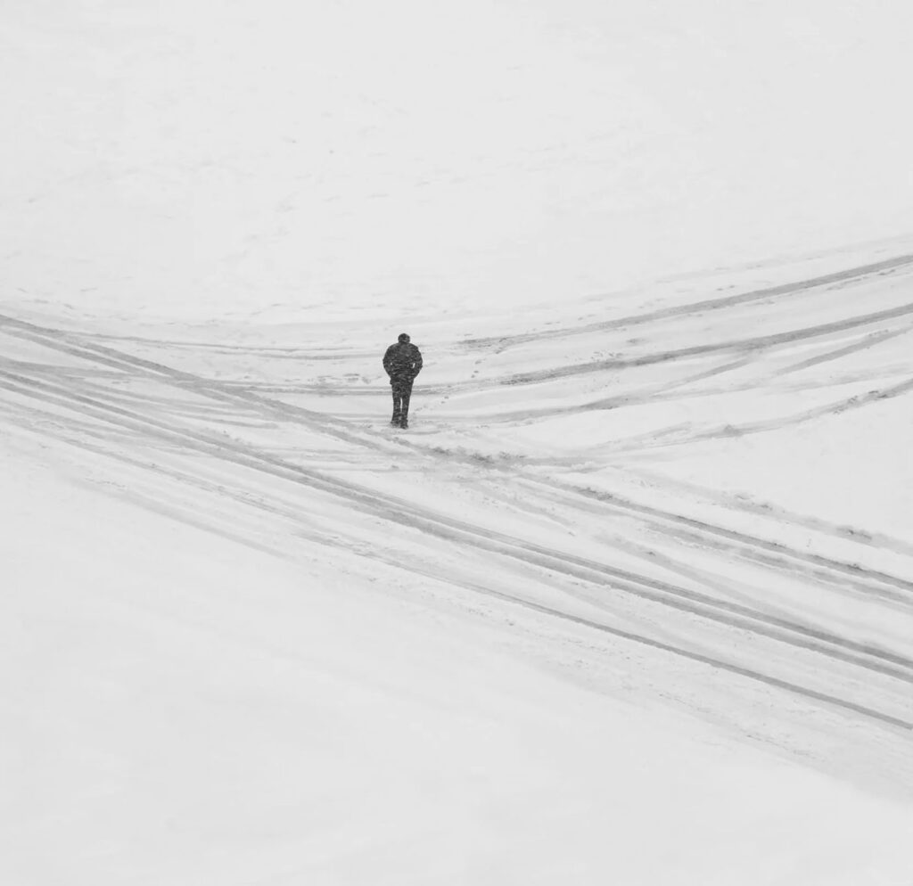 The loneliness of the individual in the expanse of winter (photo Mostafa Nodeh).