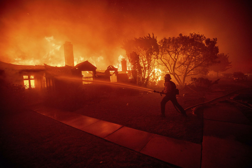 Fireman fighting the Palisades Fire courtesy KTLA