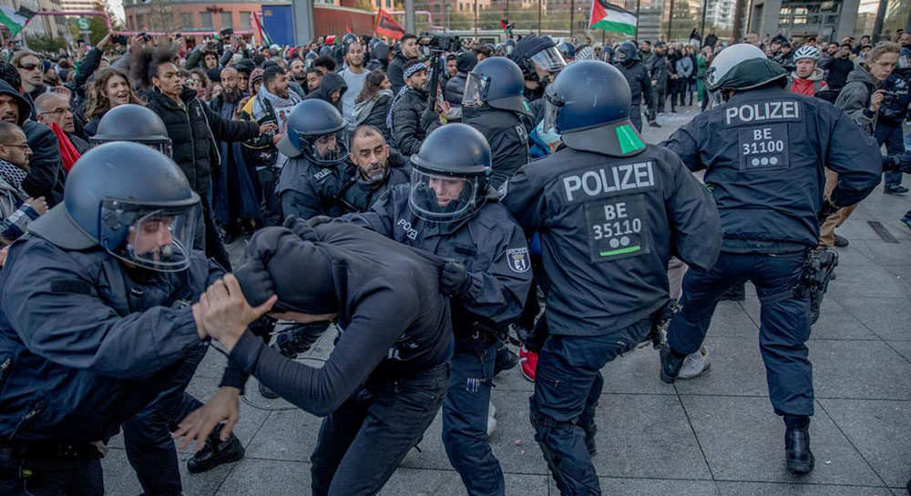 Berlin police breaking up a pro-Palestinian protest calling for a ceasefire in Gaza (courtesy dw.com).