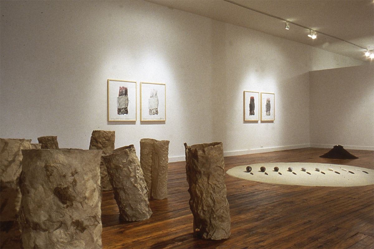 Bilgé, « Cedar Forest », sculptures de papier ciré faites à la main, installation vue dans « The Gilgamesh Epic », Jessica Berwind Gallery, 1993 (avec l’aimable autorisation de Mira Friedlander).