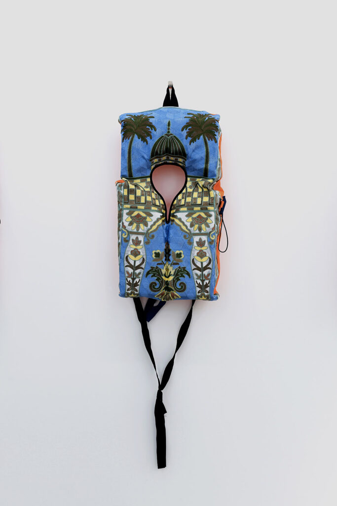 El Mehdi Largo, « Laziza », gilet de sauvetage, gilets de sauvetage 150 newtons, tapis de prière, vue de l’exposition Transports communs, 2021 (avec l’aimable autorisation de la Collection Société Générale, La Défense).