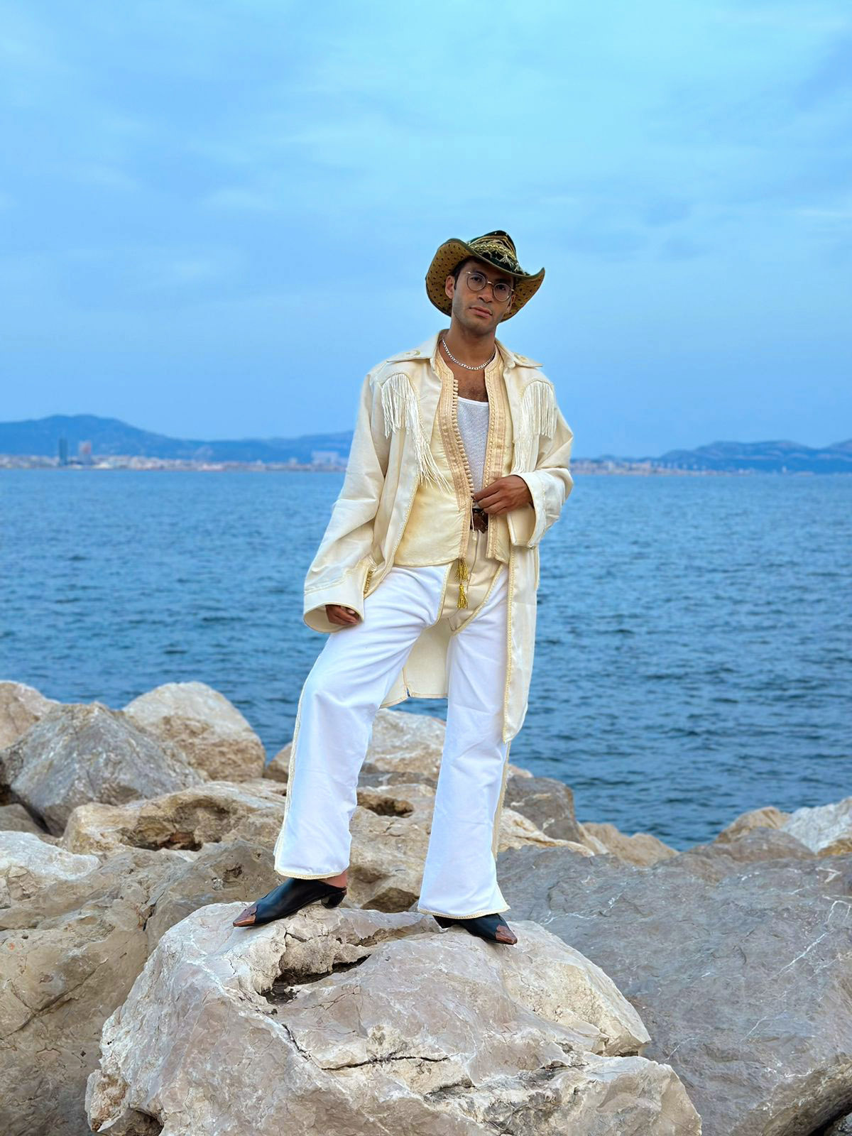 El Mehdi Largo, « The Cowboy », performance, costume, tissus, résine, cuivre et cuir, 2023 (photo Simohammed Aouni).