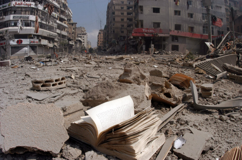 Israeli warplanes bombed southern Beirut photo Sadik Gulec