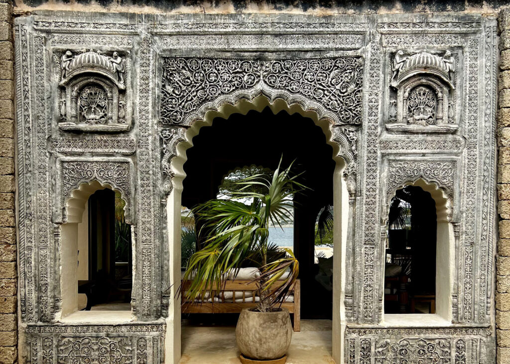 A traditional Moorish doorway in Lamu, Tanzania (photo I. Kowayo).