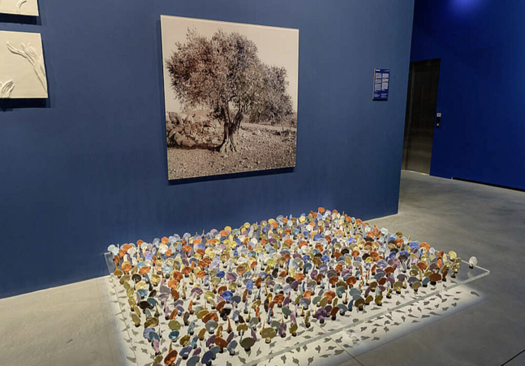 Vera Tamari- Tale of a Tree, 2002. Approx. 660 clay olive trees set on plexiglass base foto Andrea Avezzù courtesy La Biennale di Venezia